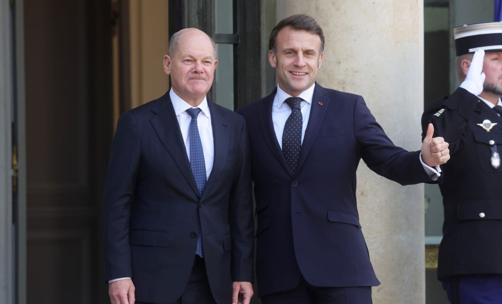 Όλαφ Σολτς και Εμανουέλ Μακρόν σε παλαιότερη συνάντησή τους στα Ηλύσια Πεδία/ΑΠΕ-ΜΠΕ