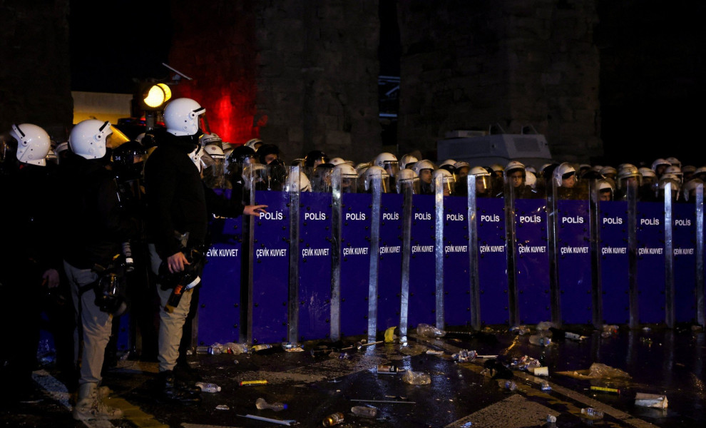 Εικόνα από τις αστυνομικές δυνάμεις που βρίσκονται στους δρόμους της Κωνσταντινούπολης (φωτο: REUTERS/Dilara Senkaya)