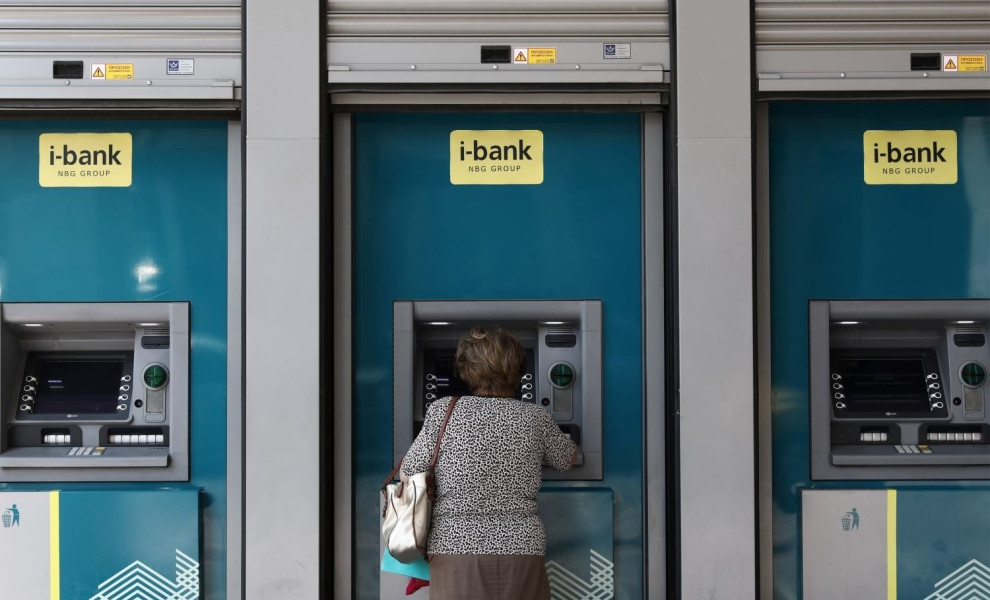 Ηλικιωμένη σε Αυτόματο Μηχάνημα Ανάληψης Μετρητών/Φωτ. αρχείου INTIME