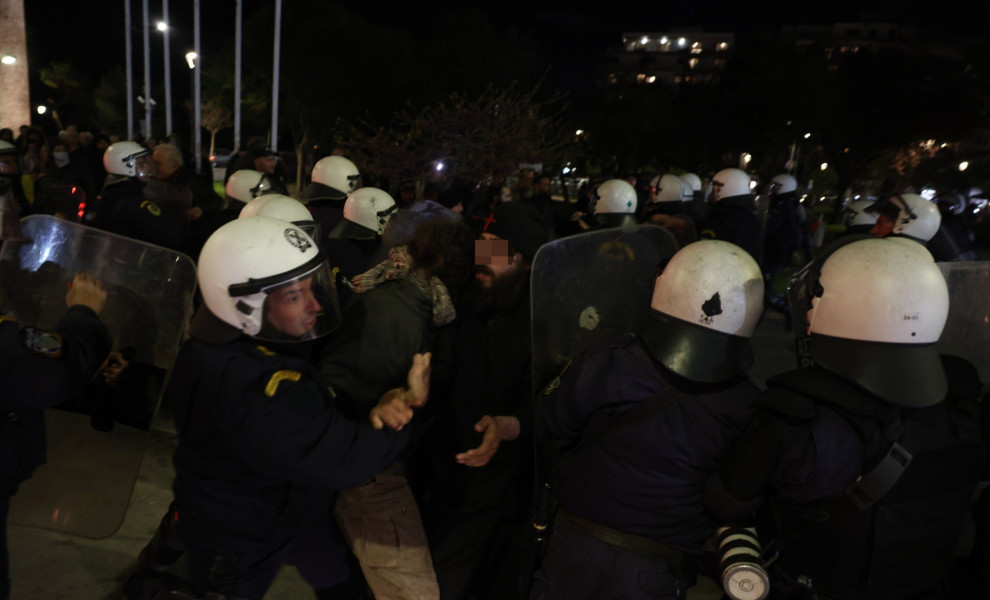 Εικόνα από την ένταση στη διαμαρτυρία κατά της παράστασης (φωτο: Eurokinissi)