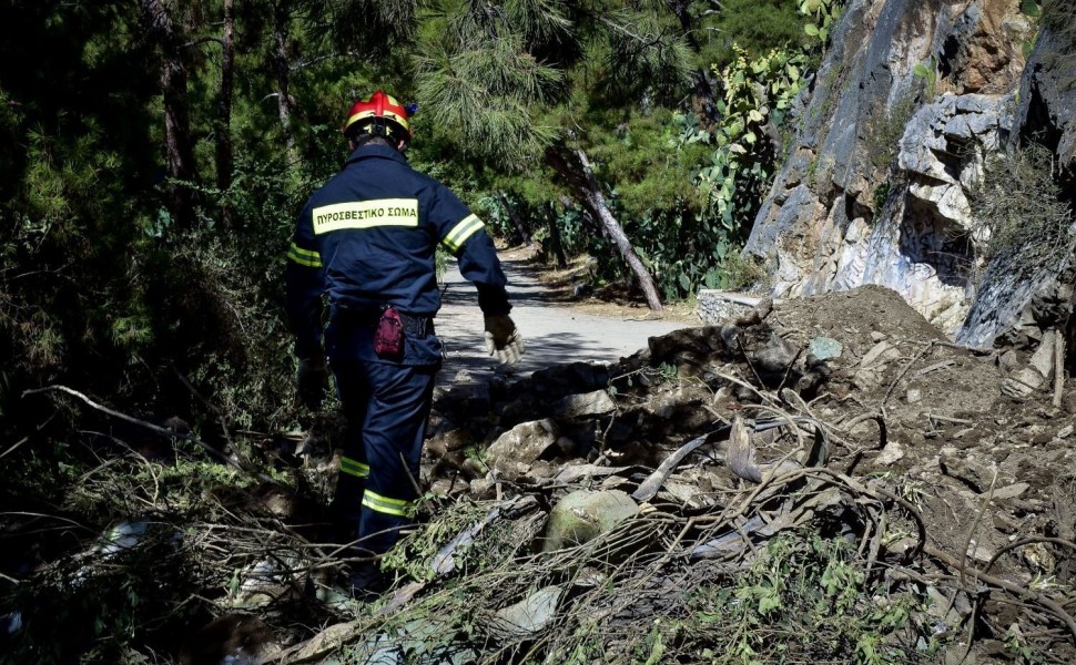 Ανδρας της πυροσβεστικής σε επιχείρηση διάσωσης/EUROKINISSI Ανδρας της πυροσβεστικής σε επιχείρηση διάσωσης/EUROKINISSI