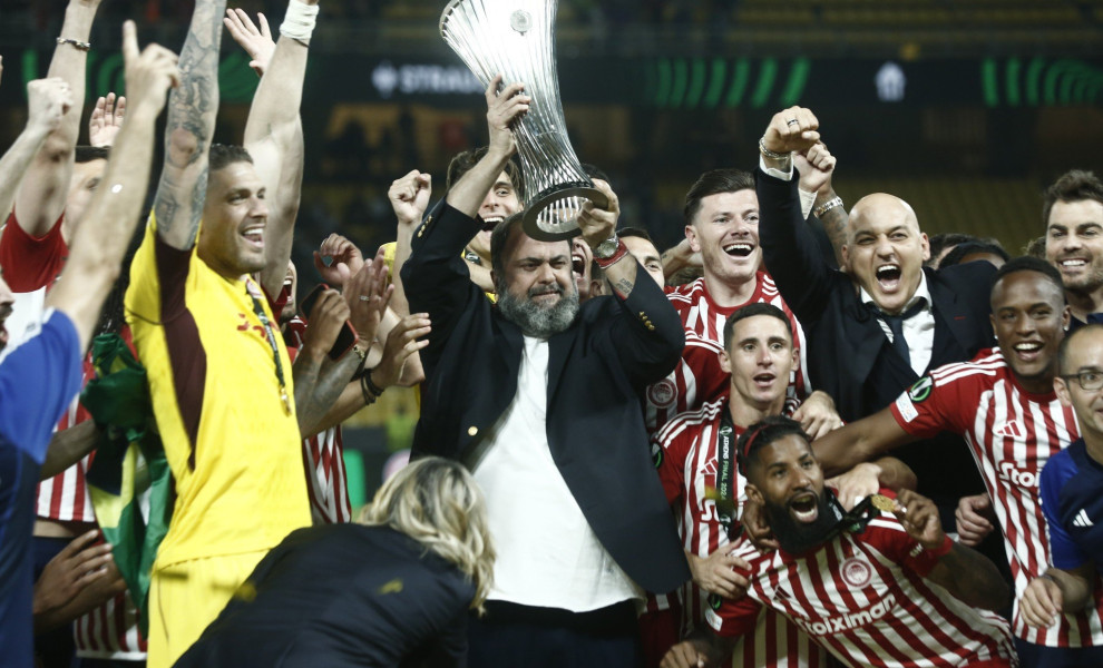 Ο πρόεδρος του Ολυμπιακού Βαγγέλης Μαρινάκης (Κ) πανηγυρίζει με τους παίκτες της ομάδας την κατάκτηση του UEFA Europa Conference League (φωτο: ΑΠΕ-ΜΠΕ/ΓΙΑΝΝΗΣ ΚΟΛΕΣΙΔΗΣ) Ο πρόεδρος του Ολυμπιακού Βαγγέλης Μαρινάκης (Κ) πανηγυρίζει με τους παίκτες της ομάδας την κατάκτηση του UEFA Europa Conference League (φωτο: ΑΠΕ-ΜΠΕ/ΓΙΑΝΝΗΣ ΚΟΛΕΣΙΔΗΣ)