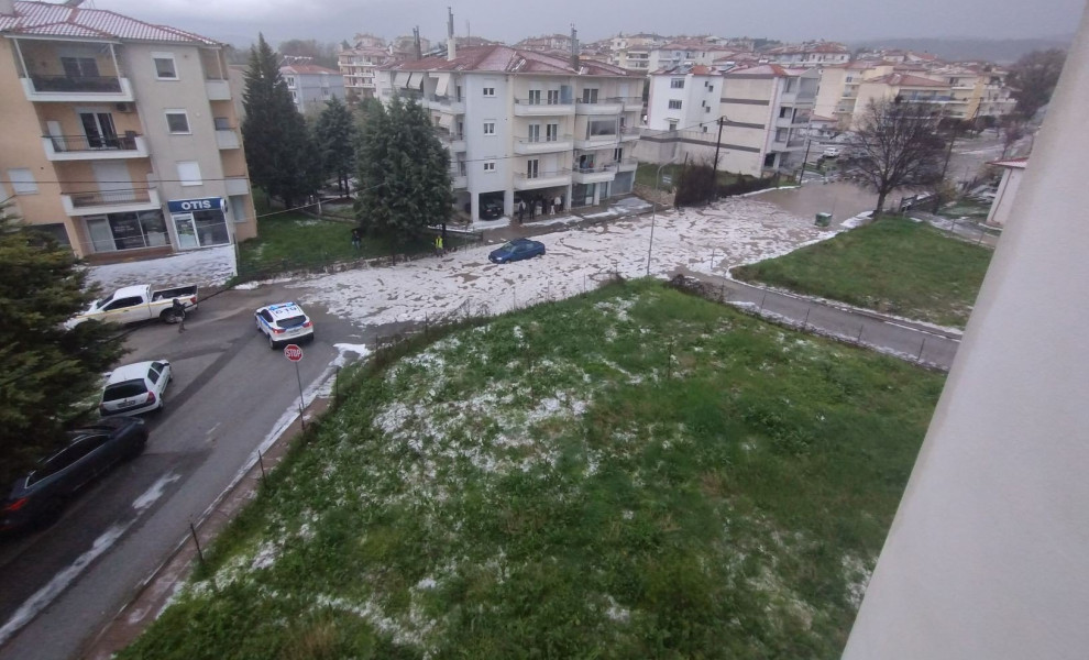 Σε αρκετά σημεία της πόλης της Κοζάνης σχηματίστηκαν λευκές λίμνες από το σφοδρό χαλάζι/Φωτ. KOZANIMEDIA.GR