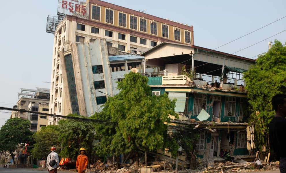 Ερείπια κτηρίου στην πόλη Μανταλέι που κατέρρευσε από τον καταστροφικό σεισμό/Φωτ. ΑΠΕ-ΜΠΕ