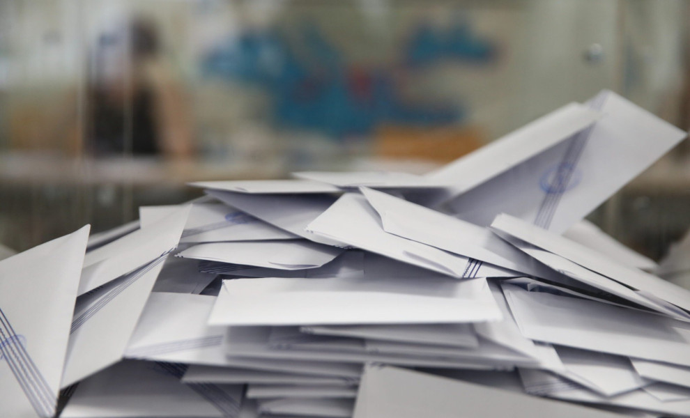 Άνοιγμα κάλπης σε εκλογικό τμήμα των Πατησίων μετά το τέλος της εκλογικής διαδικασίας των εθνικών εκλογών, Κυριακή 21 Μαΐου 2023. 
(EUROKINISSI/ΓΙΑΝΝΗΣ ΠΑΝΑΓΟΠΟΥΛΟΣ)