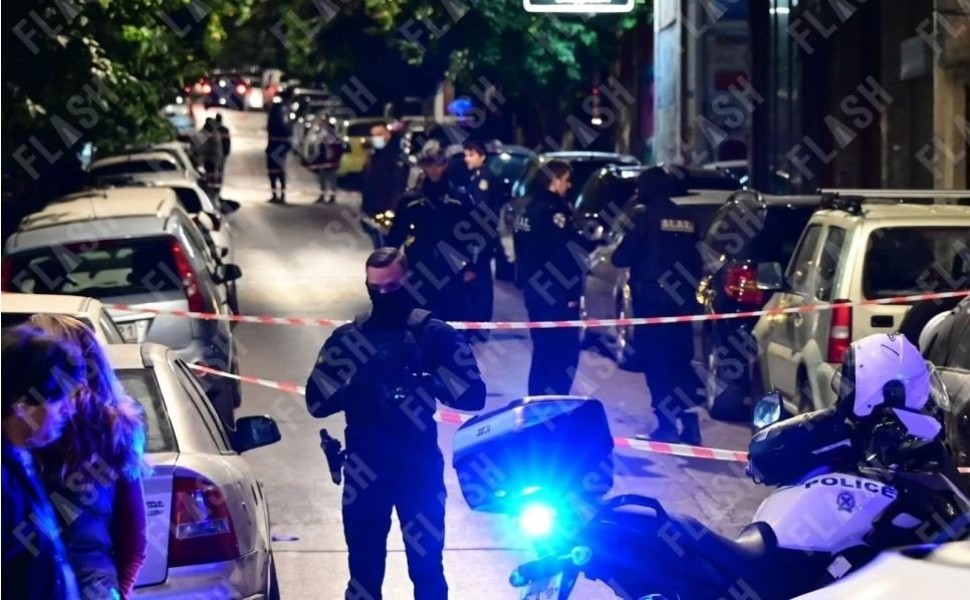 Αστυνομικοί στο σημείο της εν ψυχρώ εκτέλεσης του 40χρονου Τούρκου/Φωτ: Flash.gr/Γιάννης Κέμμος