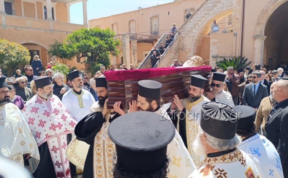 Το φέρετρο με το σκήνωμα του κεκοιμημένου Μητροπολίτη Δαμασκηνού κατευθύνεται προς την τελευταία του κατοικία/Φωτ. ZARPANEWS