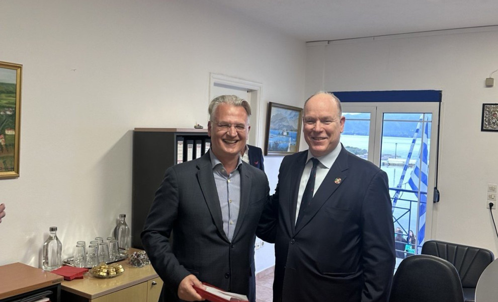 Ο Δημήτρης Πτωχός με τον πρίγκηπα Αλβέρτο (φωτο: Περιφέρεια Πελοποννήσου)