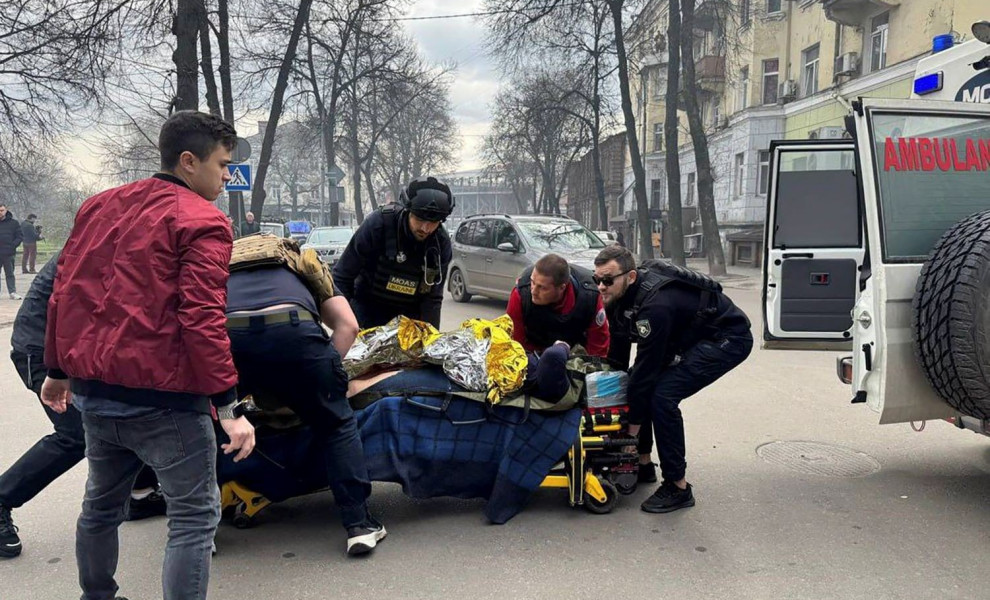 Διασώστες μεταφέρουν τραυματία της ρωσικής επίθεσης στην πόλη Σούμι/Φωτ. ΑΠΕ-ΜΠΕ