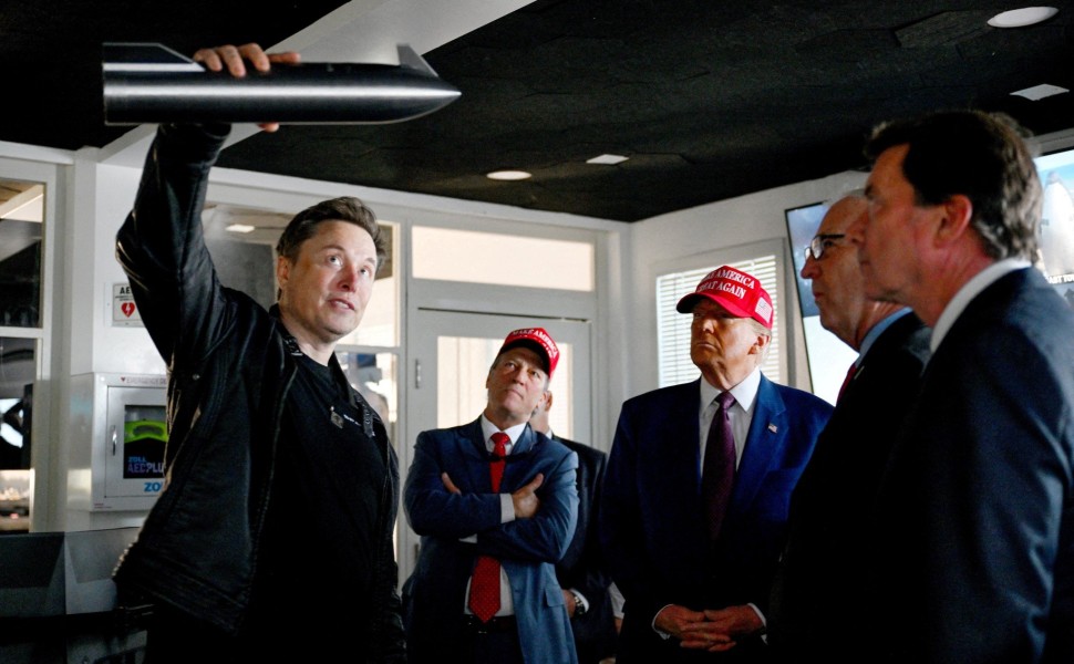 Ο Έλον Μασκ ξεναγεί τον Ντόναλντ Τραμπ στην SpaceX / Reuters