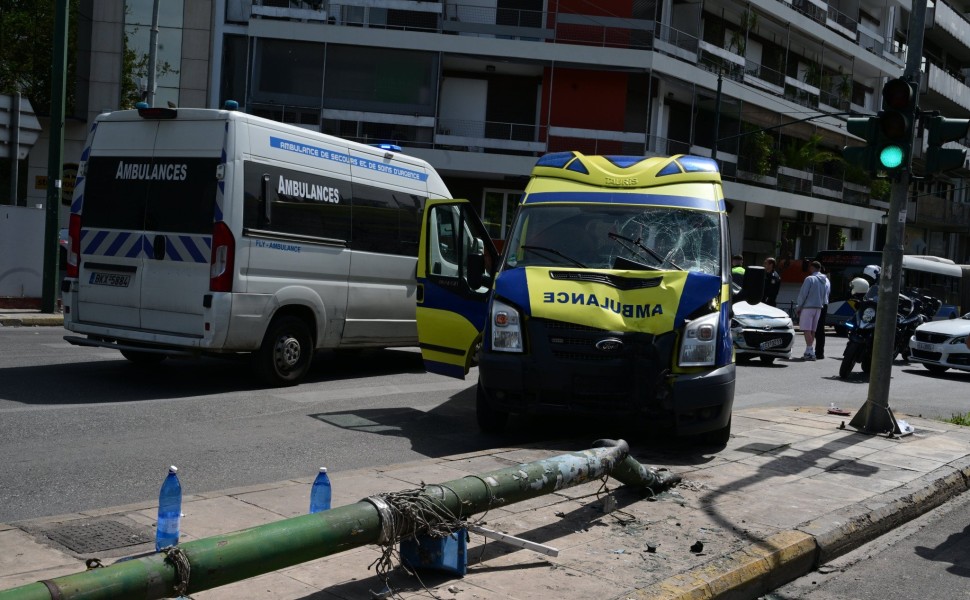 Τροχαίο με ασθενοφόρο στο κέντρο της Αθήνας / Eurokinissi