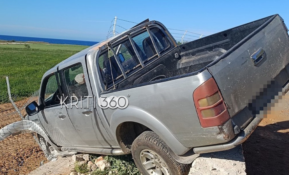 Το αγροτικό αυτοκίνητο καρφωμένο στον φράχτη/Φωτ. Kriti360