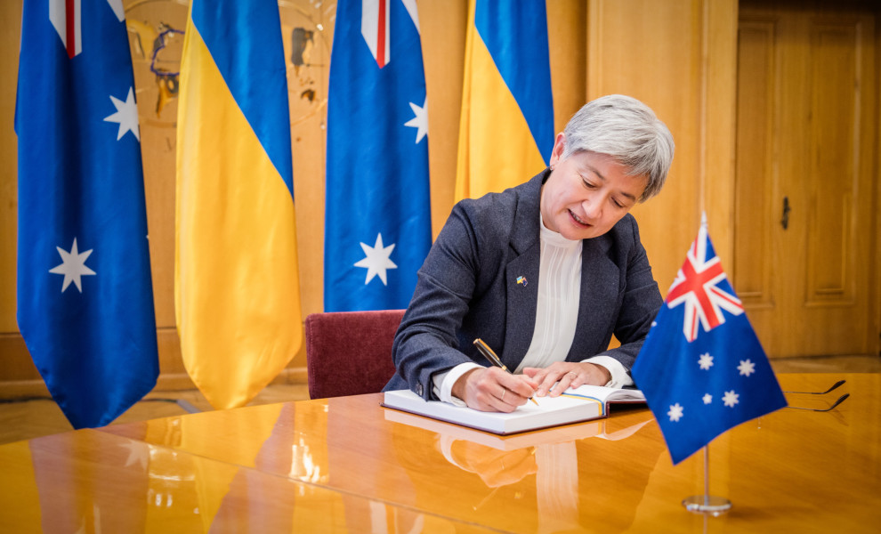 Η Αυστρακιανή ΥΠΕΞ Penny Wong (Photo by Eduard Kryzhanivskyi/Ministry of Foreign Affairs of Ukraine/Global Images Ukraine via Getty Images)