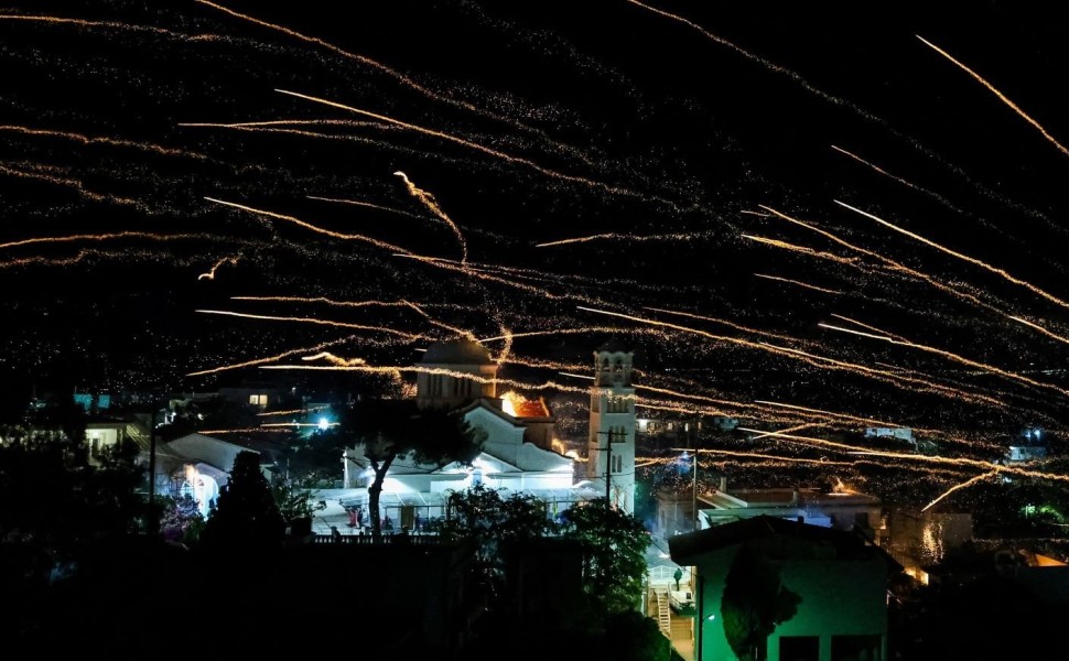 Εντυπωσιακό στιγμιότυπο από τον ρουκετοπόλεμο στον Βροντάδο της Χίου/Φωτ. αρχείου INTIME
