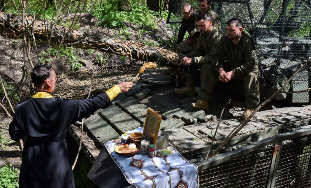 Ουκρανοί στρατιώτες σε ανάπαυλα από τις μάχες/Φωτ. ΑΠΕ-ΜΠΕ