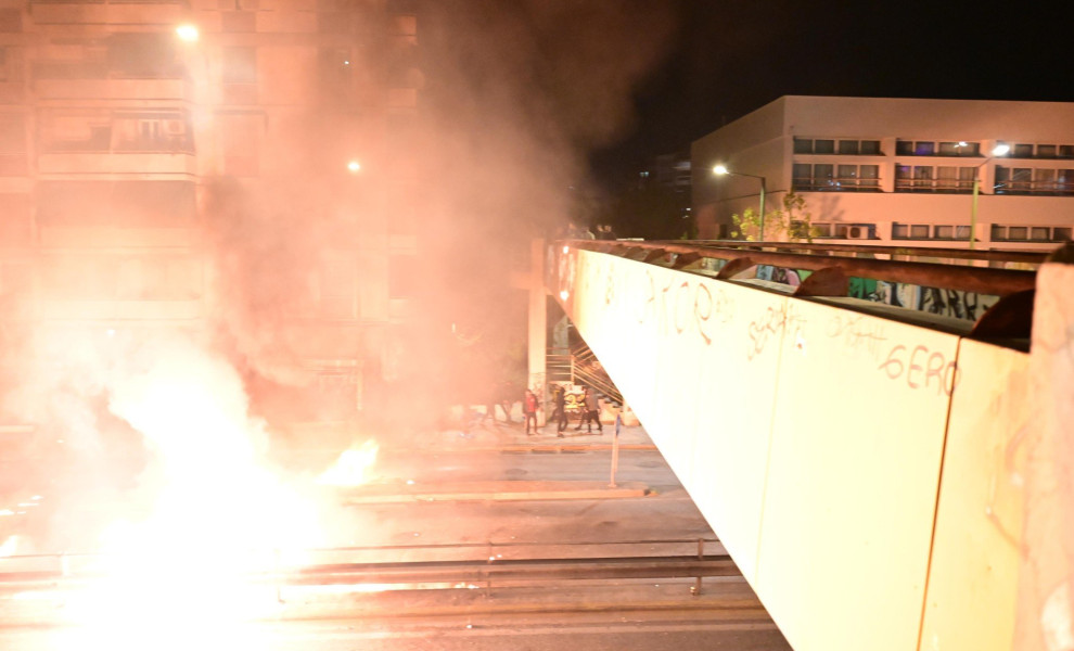 Φωτ. από τον Ι.Ν. Αναλήψεως του Κυρίου στον Νέο Κόσμο το βράδυ της Ανάστασης / Γιάννης Κέμμος