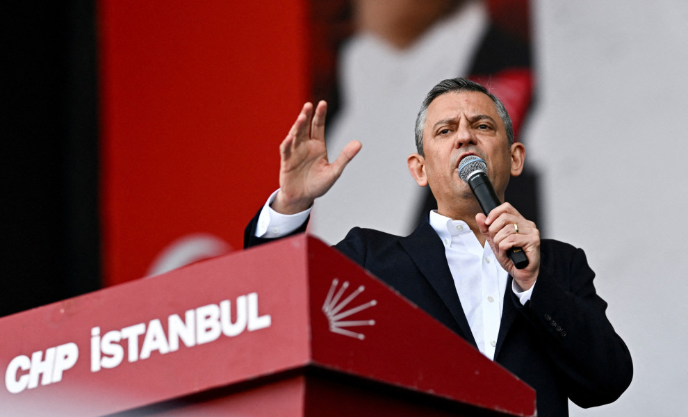 Ο Οζγκιούρ Οζέλ (REUTERS/Dylan Martinez)