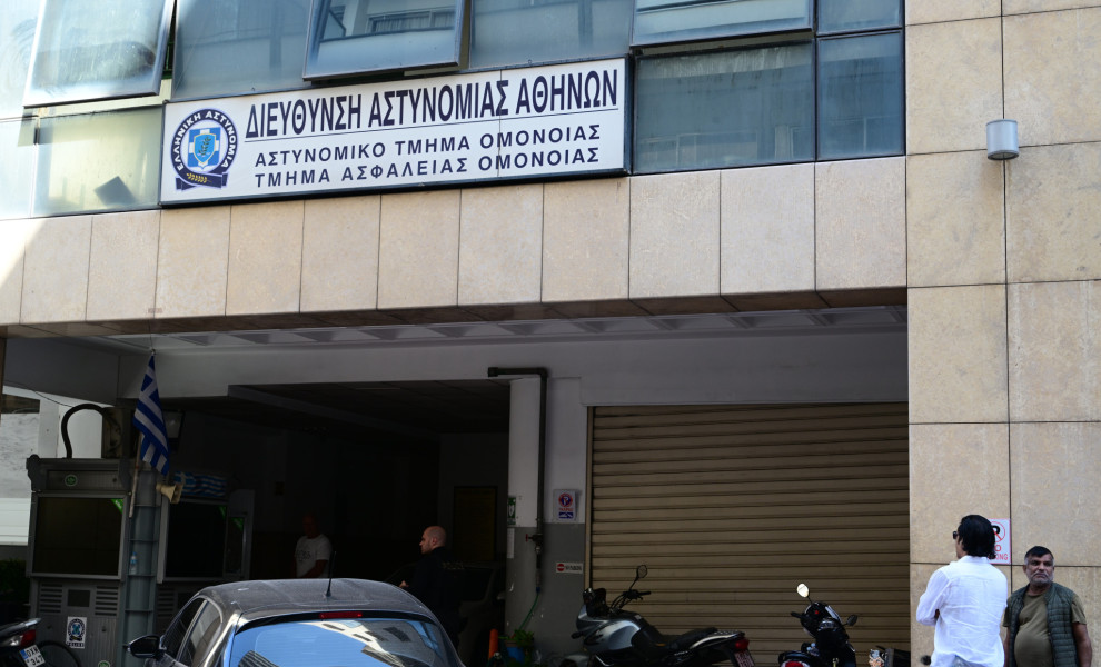 Στο εδώλιο οι αστυνομικοί για τον βιασμό 19χρονης στο ΑΤ Ομόνοιας - «Ήταν με συναίνεση» κατέθεσαν