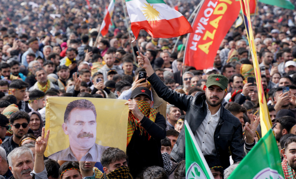 Υποστηρικτές του PKK κρατώντας φωτογραφία του Οτσαλάν / Φωτ.: Reuters