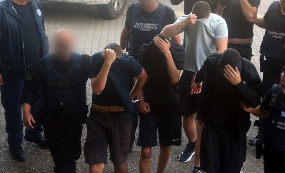 Τα συλληφθέντα μέλη της ακροδεξιάς εγκληματικής οργάνωσης στα δικαστήρια της Θεσσαλονίκης/Φωτ. αρχείου INTIME