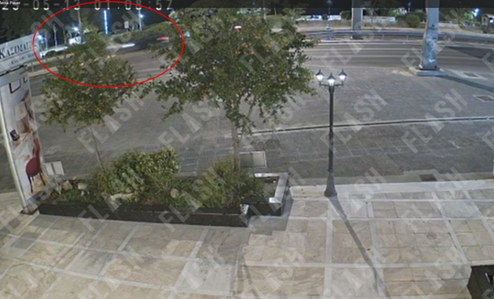 Η στιγμή που ΙΧ «καρφώνεται» σε φανάρι στην Παραλιακή