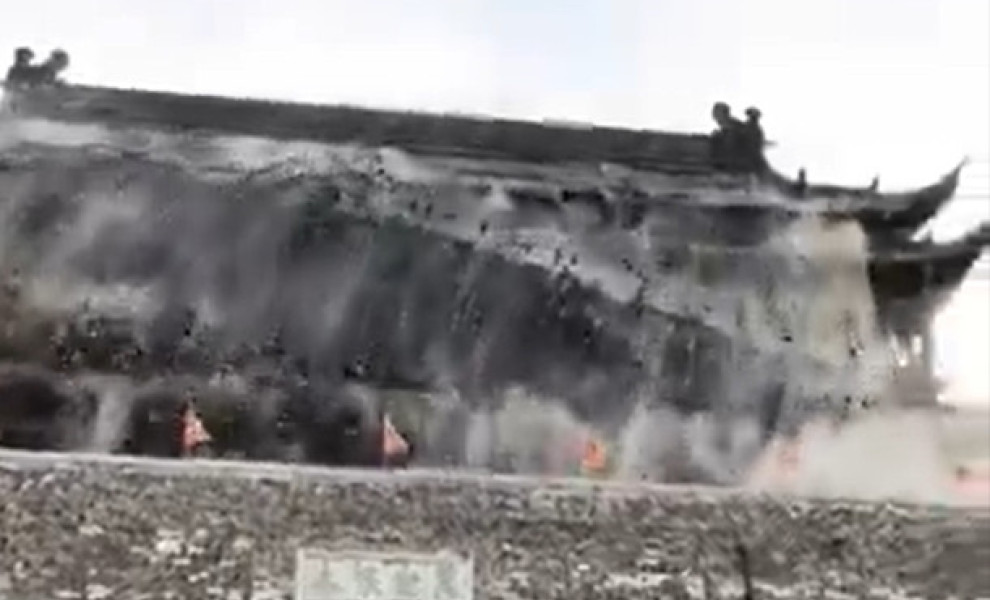Η στιγμή που καταρρέει τμήμα της οροφής του ναού στην Ανατολική Κίνα/Χ