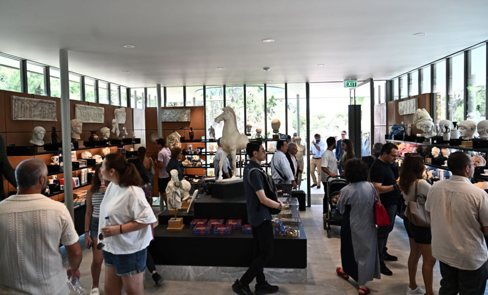 Πλήθος κόσμου έσπευσε στα εγκαίνια του νέου πωλητηρίου της Ακρόπολης των Αθηνών/EUROKINISSI