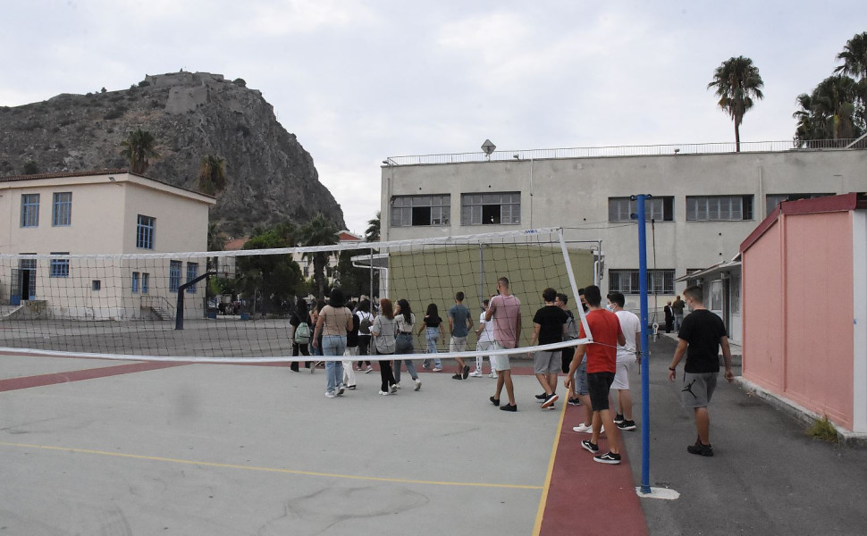 Μαθητές Λυκείου στο προαύλιο του σχολείου τους/Φωτ. αρχείου EUROKINISSI