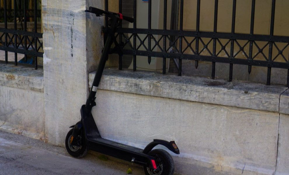 Ηλεκτρικό πατίνι παρατημένο σε πεζοδρόμιο/Φωτ. αρχείου EUROKINISSI