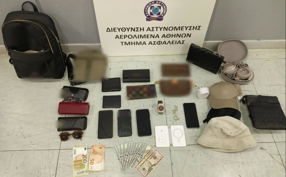 Τα ευρήματα των αστυνομικών από την έρευνα που έγινε στους τρεις νεαρούς/Φωτ. ASTYNOMIA.GR Τα ευρήματα των αστυνομικών από την έρευνα που έγινε στους τρεις νεαρούς/Φωτ. ASTYNOMIA.GR