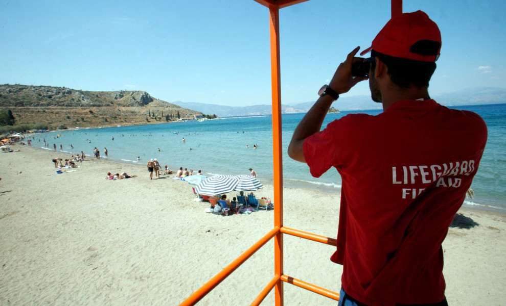Ναυαγοσώστης επιτηρεί την περιοχή ευθύνης του/Φωτ. αρχείου EUROKINISSI