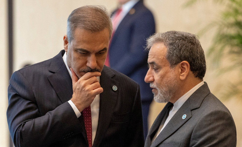 Ο Τούρκος υπουργός Εξωτερικών Χακάν Φιντάν με τον Ιρανό υπουργό Εξωτερικών Αμπάς Αραγτσί σε χθεσινή συνάντησή τους στην Κωνσταντινούπολη (REUTERS/Umit Bektas)