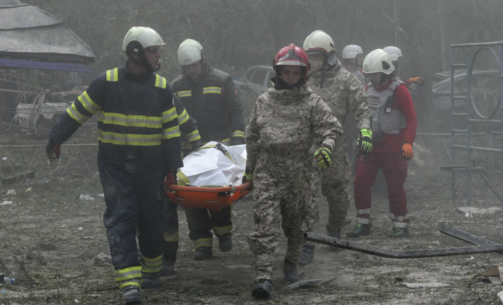 Διασώστες επιχειρούν στο Κίεβο/EPA/ΑΠΕ-ΜΠΕ