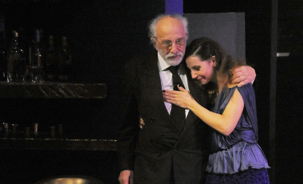 Η Μαρία-Εελένη Λυκουρέζου στην αγκαλιά του πατέρα της Αλέξανδρου/Φωτ. αρχείου: NDPPHOTOS