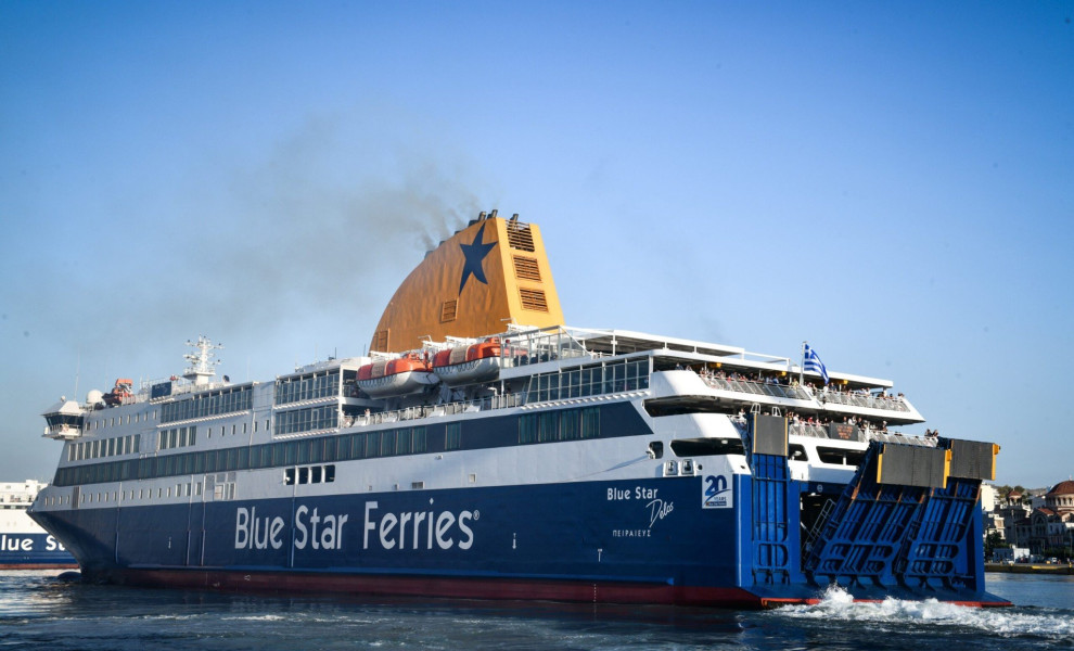 Αυξημένη από το πρωί η κίνηση στο λιμάνι του Πειραιά, για την αναχώρηση ταξιδιωτών για τα νησιά. Αυστηροί οι έλεγχοι στην είσοδο των πλοίων για τα απαιτούμενα πιστοποιητικά για τον Covid-19 προκειμένου να γίνει η επιβίβαση, Σάββατο 10 Ιουλίου 2021  (ΤΑΤΙΑ