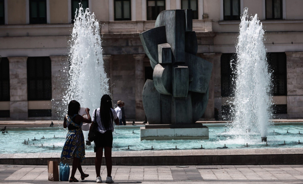 Στιγμιότυπο από το κέντρο της Αθήνας, Τρίτη 25 Ιουλίου 2023. Πολύ υψηλές θερμοκρασίες σημειώθηκαν και στην Αθήνα, εξαιτίας του θερμού κύματος που προκαλεί από τις 12 Ιουλίου κατά διαστήματα συνθήκες καύσωνα με την ονομασία CLEON σε πολλές περιοχές της χώρ
