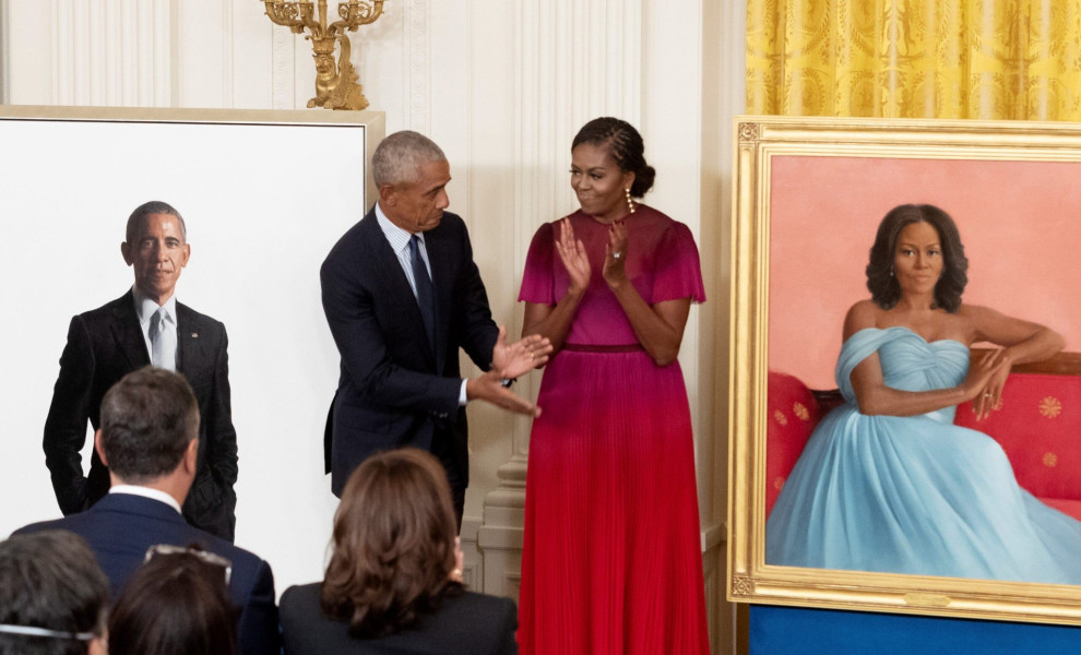 epaselect epa10168180 Former President Barack Obama (L) and former First Lady Michelle Obama (R) attend the unveiling of their official White House portraits, in the East Room of the White House in Washington, DC, USA, 07 September 2022. The official port