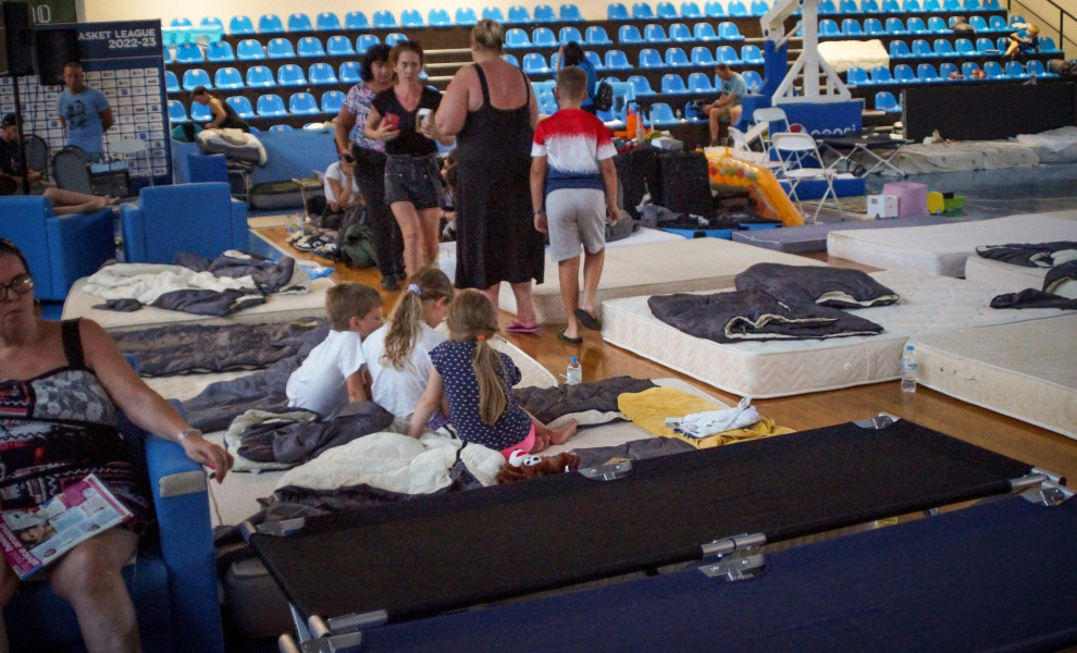 Τουρίστες από τις περιοχές που εκκενώθηκαν στην Ρόδο, παραμένουν σε κλειστά γήπεδα και σχολεία, όπου τους παράσχονται φαγητό, νερό και υποδομές ύπνου.Η μεγάλη πυρκαγιά στο νησί, συνεχίζεται για έβδομη ημέρα, Δευτέρα 24 Ιουλίου 2023 (ΑΡΓΥΡΗΣ ΜΑΝΤΙΚΟΣ/EUROK