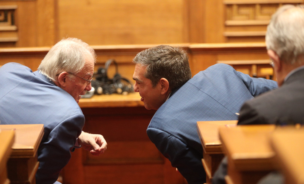 Ο Κωνσταντίνος Τασούλας και ο Αλέξης Τσίπρας στη Βουλή / Φωτ. αρχείου Eurokinissi