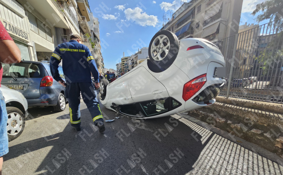 Το ντελαπαρισμένο αυτοκίνητο επί της Λεωφόρου Ιωνίας/Φωτ. Γιάννης Κέμμος