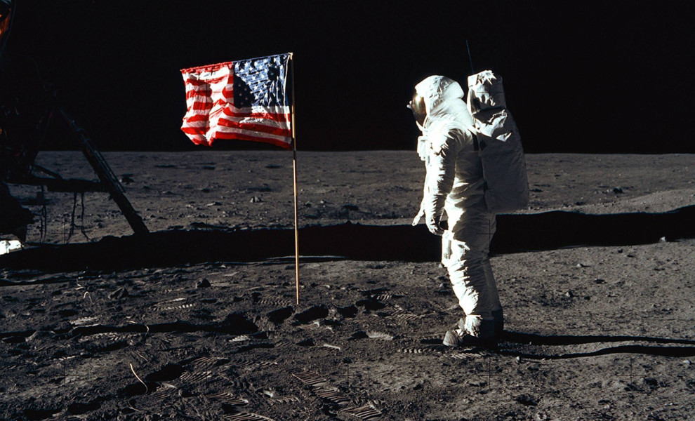 Ο Μπαζ Όλντριν ποζάρει για φωτογραφία δίπλα στην αμερικανική σημαία κατά την πρώτη προσελήνωση το 1969 / Φωτ.: IMAGO