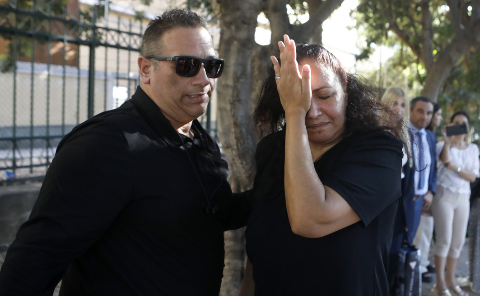 Οι γονείς της Κυριακής αμέσως μετά την ανακοίνωση της απόφασης του δικαστηρίου που έστειλε στη φυλακή τον δολοφόνο του παιδιού τους Intime
