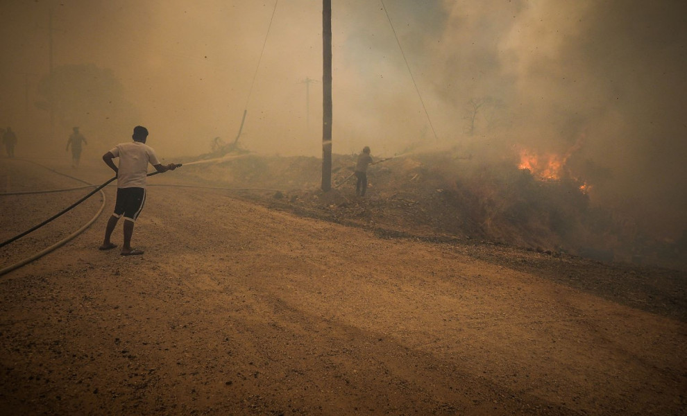 Δύσκολη μάχη πυροσβεστών και κατοίκων με τις φλόγες στο μέτωπο της Εύβοιας/Φωτ. EUROKINISSI