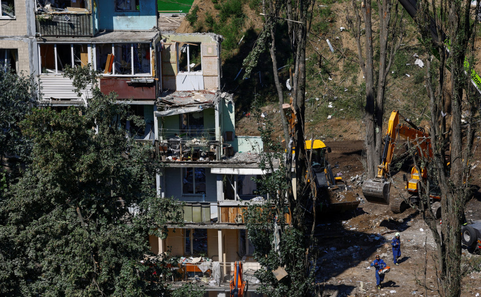 Πολυκατοικία έχει χτυπηθεί από ρωσικά πλήγματα στο Κίεβο / Reuters