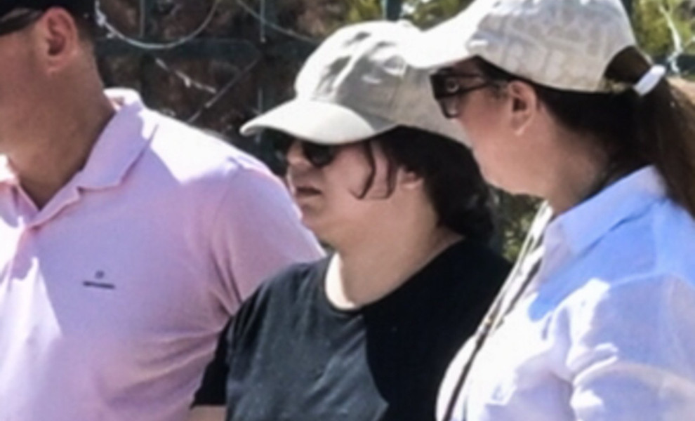 Η 32χρονη (στο κέντρο) οδηγείται στον ανακριτή / Φωτ. Eurokinissi