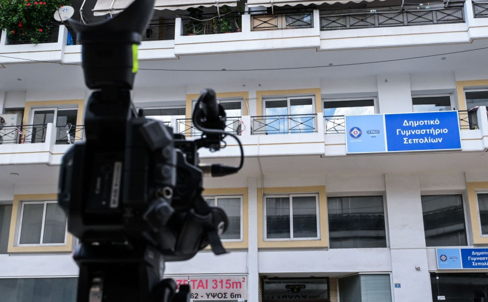 Η πολυκατοικία στην περιοχή όπου διέμενε η άτυχη μικρούλα με την 32χρονη μητέρα της/Φωτ. EUROKINISSI