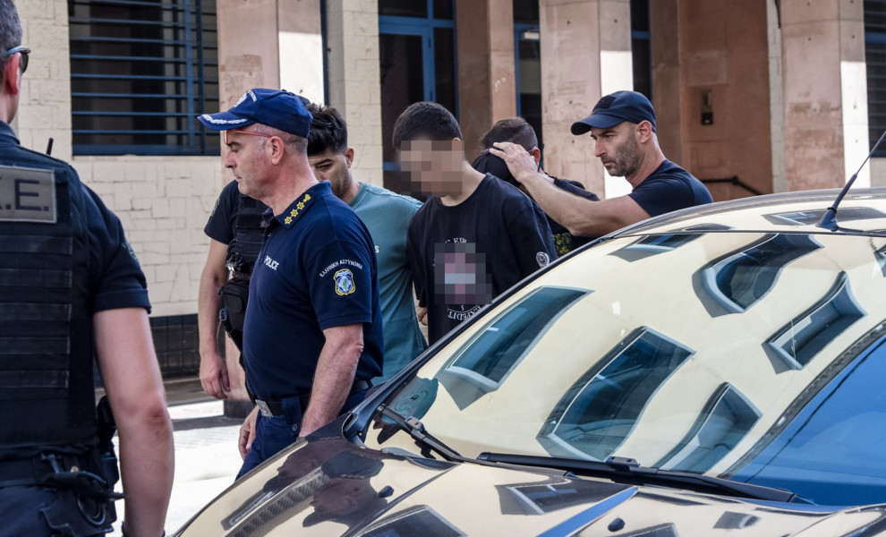 Μεταγωτή στα δικαστήρια της Πάτρας του 19χρονου και του 27χρονου που κατηορούνται για εμπρησμό (φωτο: Eurokinissi)