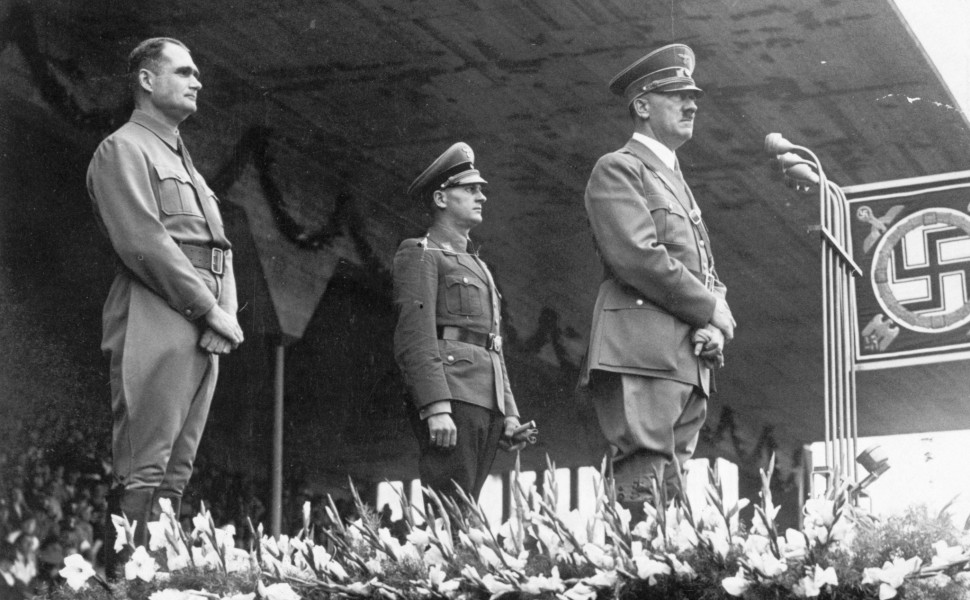 Ο Αδόλφος Χίτλερ με τον Ρούντολφ Ες (αριστερά), ένα από τα πιο γνωστά μέλη της Εταιρείας της Θούλης / Φωτ.: Getty Images