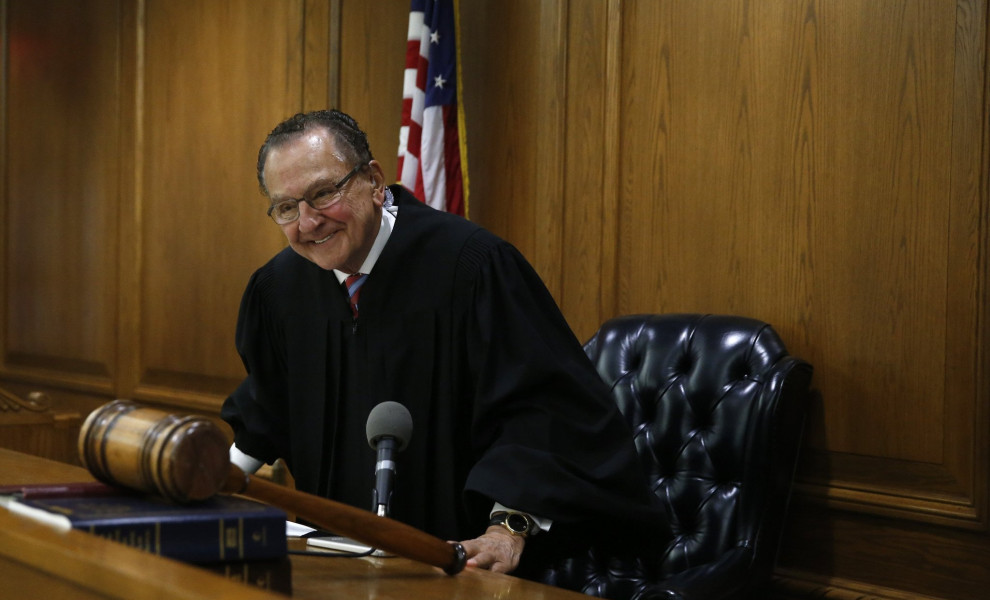 Ο Frank Caprio επί το καθήκον (Photo by Jessica Rinaldi/The Boston Globe via Getty Images)