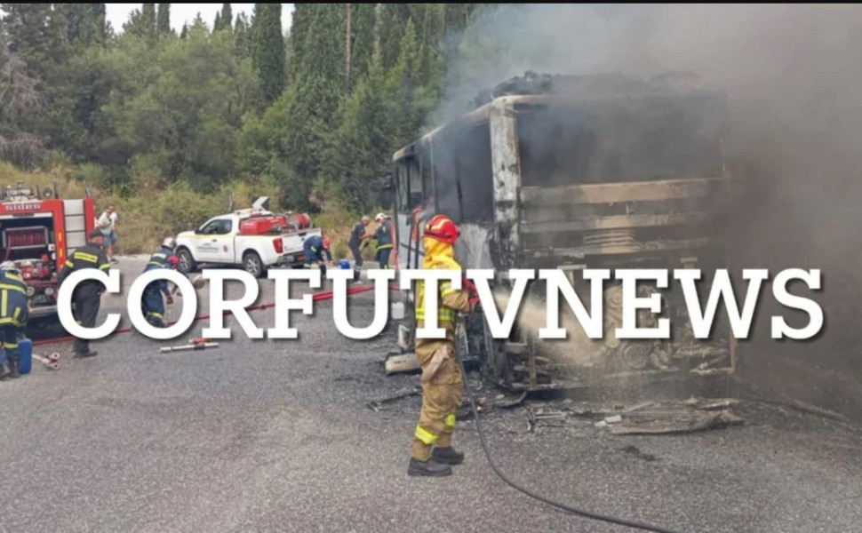 Το τουριστικό λεωφορείο που καταστράφηκε ολοσχερώς/Φωτ. CORFUTVNEWS. GR